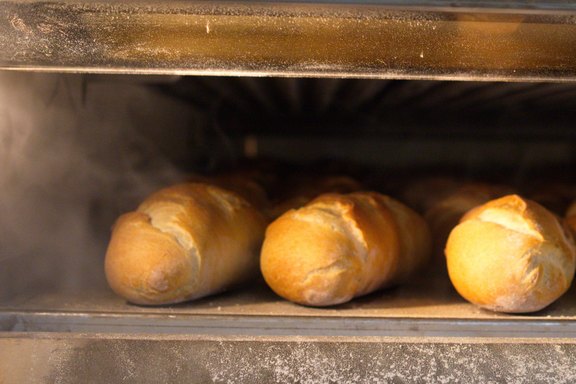 Täglich frisches Brot aus der Backstube Täglich frisches Brot aus der Backstube